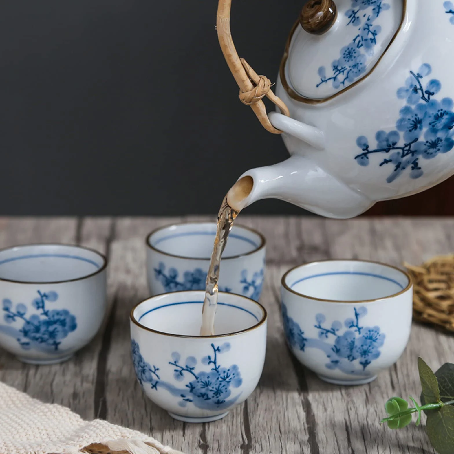 fanquare Japoński niebiesko-biały porcelanowy zestaw do herbaty, wzór kwiatów śliwki, ceramiczny dzbanek do herbaty z trzonkiem rattanowym i 4 filiżankami