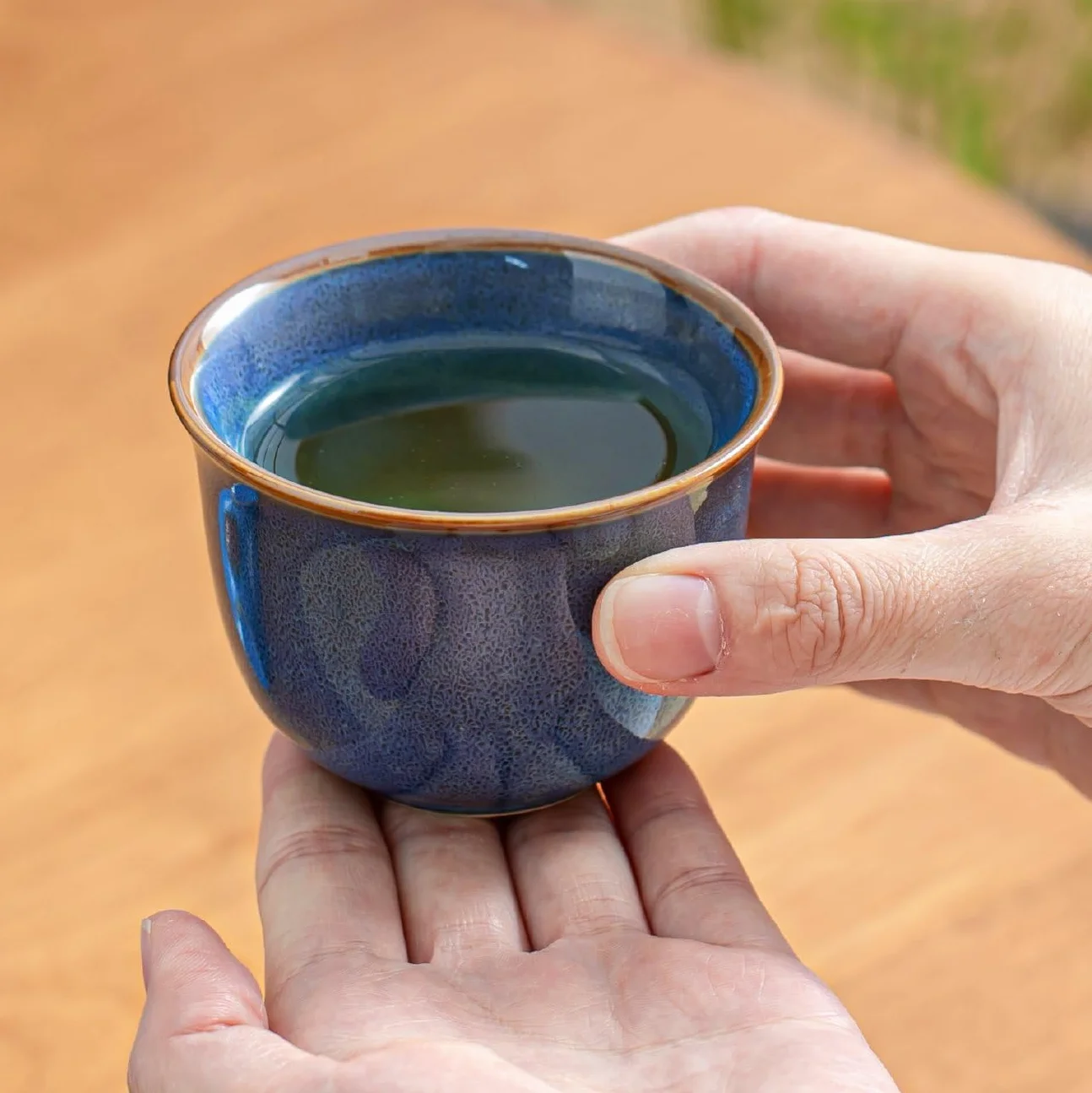 Japoński zestaw do herbaty Kyusu z niebieskiej ceramiki – czajniczek 320 ml z bocznym uchwytem z sitkiem ze stali nierdzewne + 4 filiżanki 110 ml – idealny do herbat Sencha i Gyokuro (Umi)