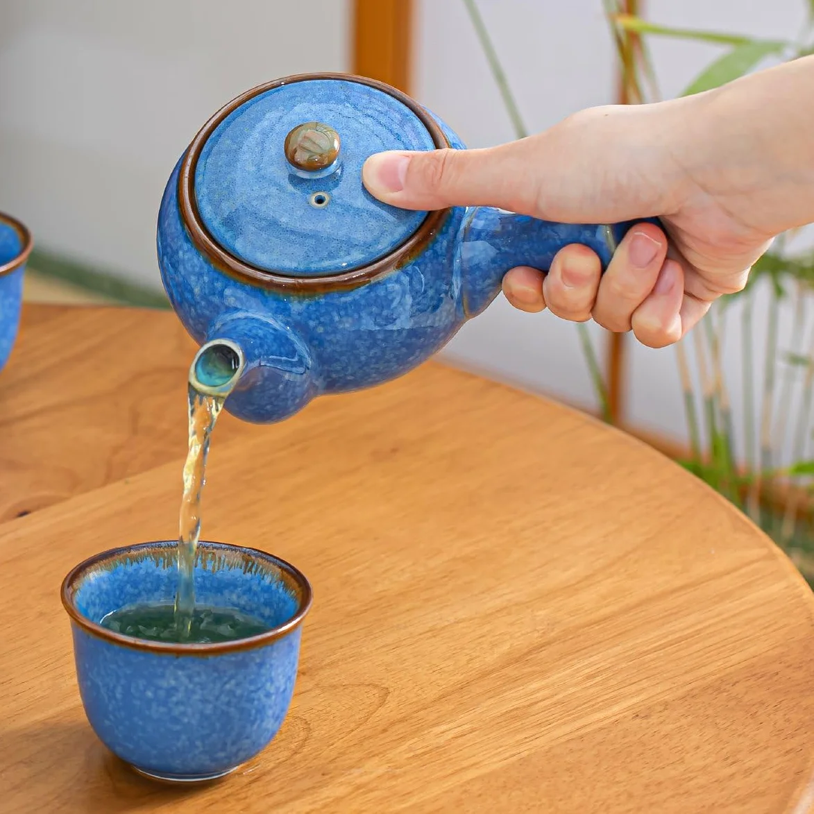 Japoński zestaw do herbaty Kyusu z niebieskiej ceramiki – czajniczek 320 ml z bocznym uchwytem z sitkiem ze stali nierdzewne + 4 filiżanki 110 ml – idealny do herbat Sencha i Gyokuro (Umi)