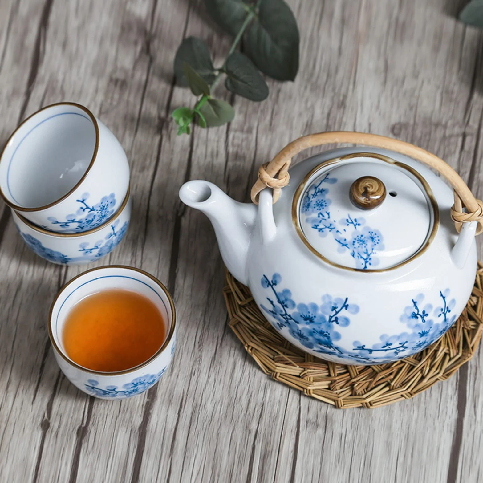 fanquare Japoński niebiesko-biały porcelanowy zestaw do herbaty, wzór kwiatów śliwki, ceramiczny dzbanek do herbaty z trzonkiem rattanowym i 4 filiżankami