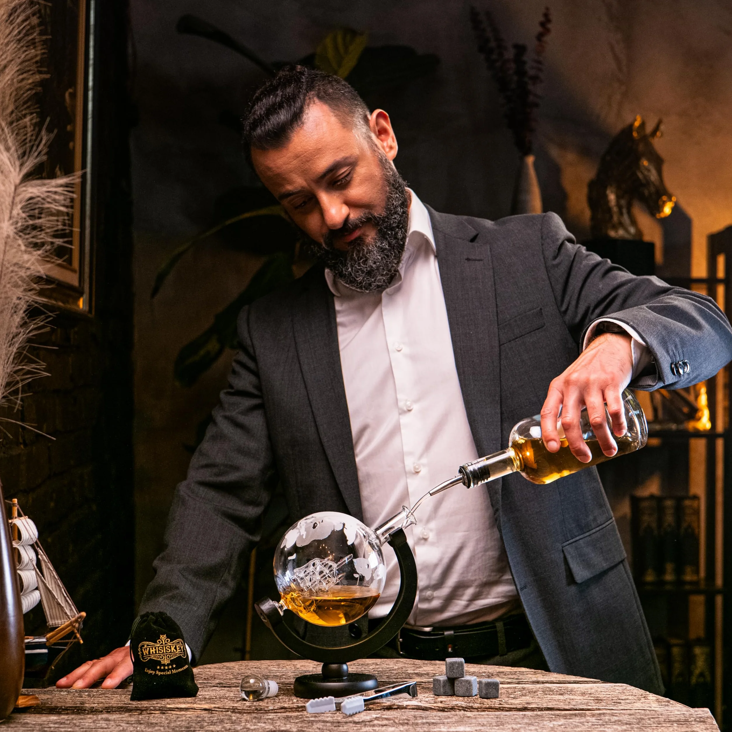 WHISISKEY Zestaw Karafka do Whisky - Zestaw Prezentowy Whiskey - Prezenty dla Mężczyzn - Pomysły na Prezent dla Mężczyzny - Kulista Karafka 900ML, 4 Kamienie do Whisky, Akcesoria