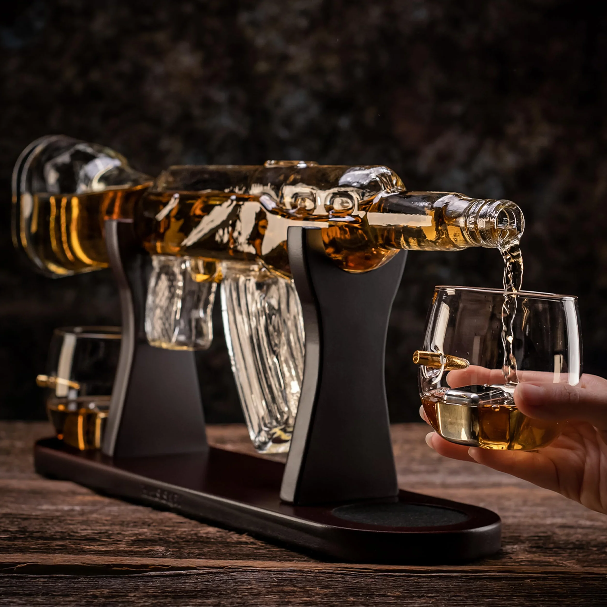 WHISISKEY Zestaw Karafka do Whisky - Zestaw Prezentowy Whiskey - Prezenty dla Mężczyzn - Pomysły na Prezent dla Mężczyzny - Karafka 1000ML, 2 Szklanki do Whisky, 4 Kamienie do Whisky, Akcesoria