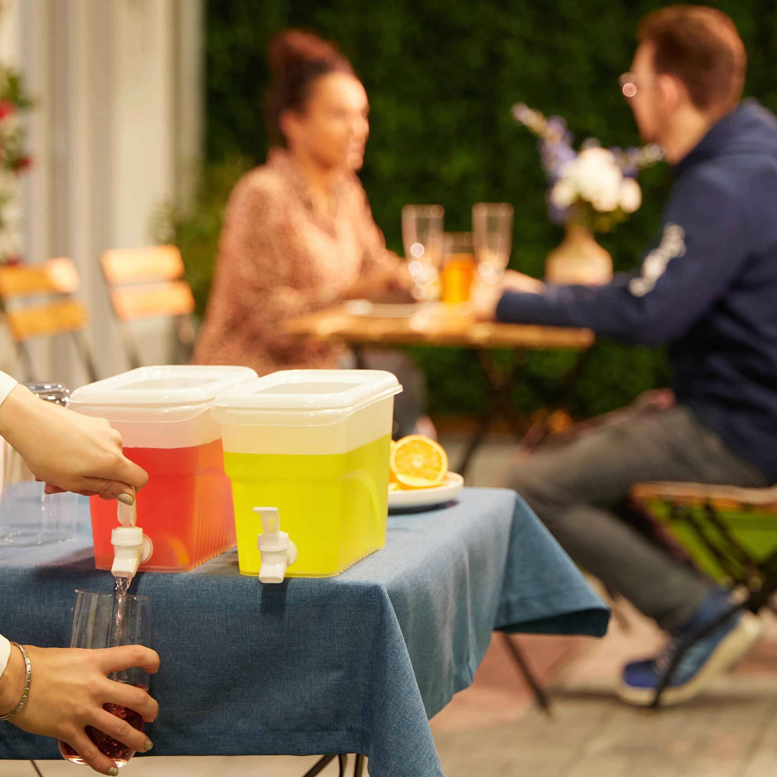 Relaxdays Dozownik do napojów, zestaw 2 sztuk, 3 l, dozownik wody z kranikiem i pokrywką, tworzywo sztuczne, przezroczysty/biały
