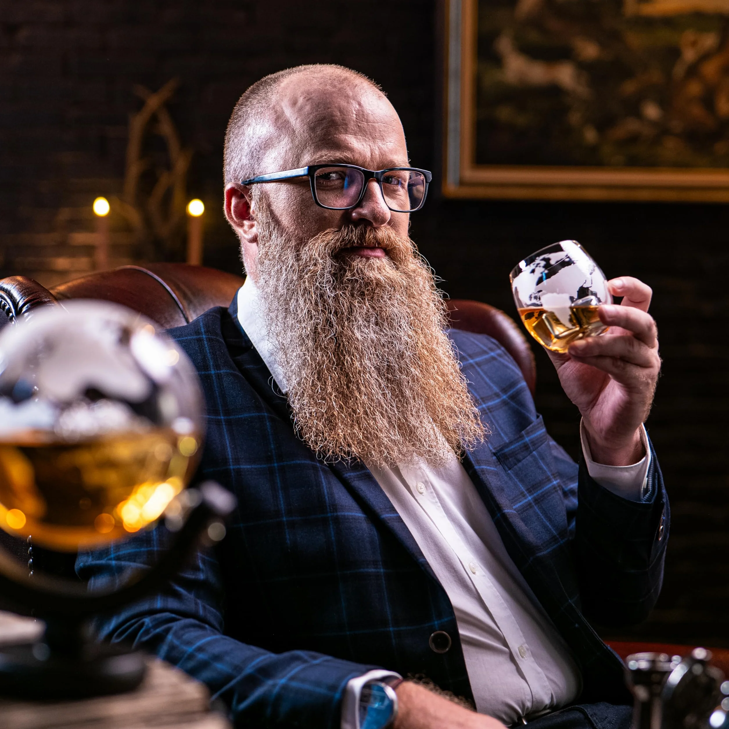 WHISISKEY Zestaw Karafka do Whisky - Zestaw Prezentowy Whiskey - Prezenty dla Mężczyzn - Pomysły na Prezent dla Mężczyzny - Kulista Karafka 900ML, 2 Szklanki do Whisky, 4 Kamienie do Whisky