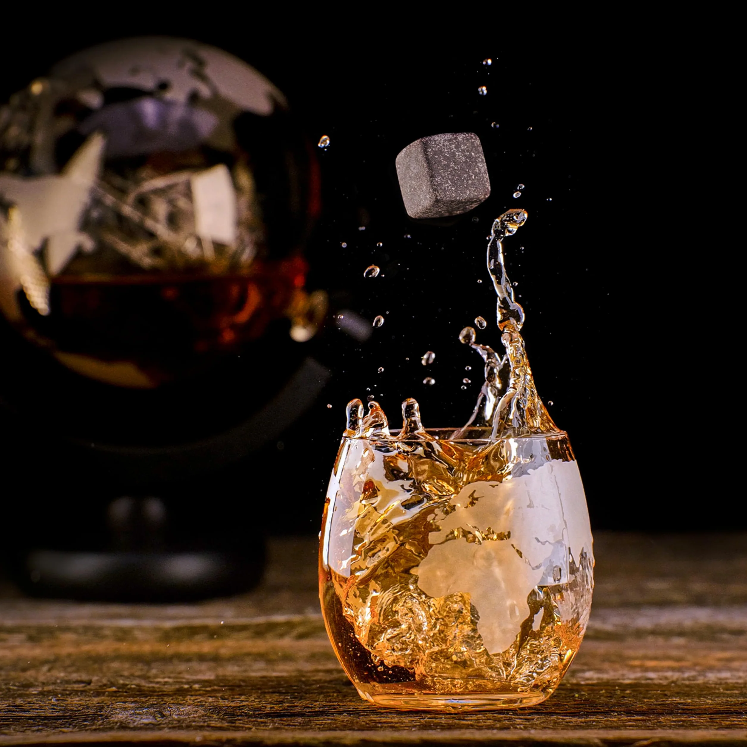 WHISISKEY Zestaw Karafka do Whisky - Zestaw Prezentowy Whiskey - Prezenty dla Mężczyzn - Pomysły na Prezent dla Mężczyzny - Kulista Karafka 900ML, 4 Kamienie do Whisky, Akcesoria