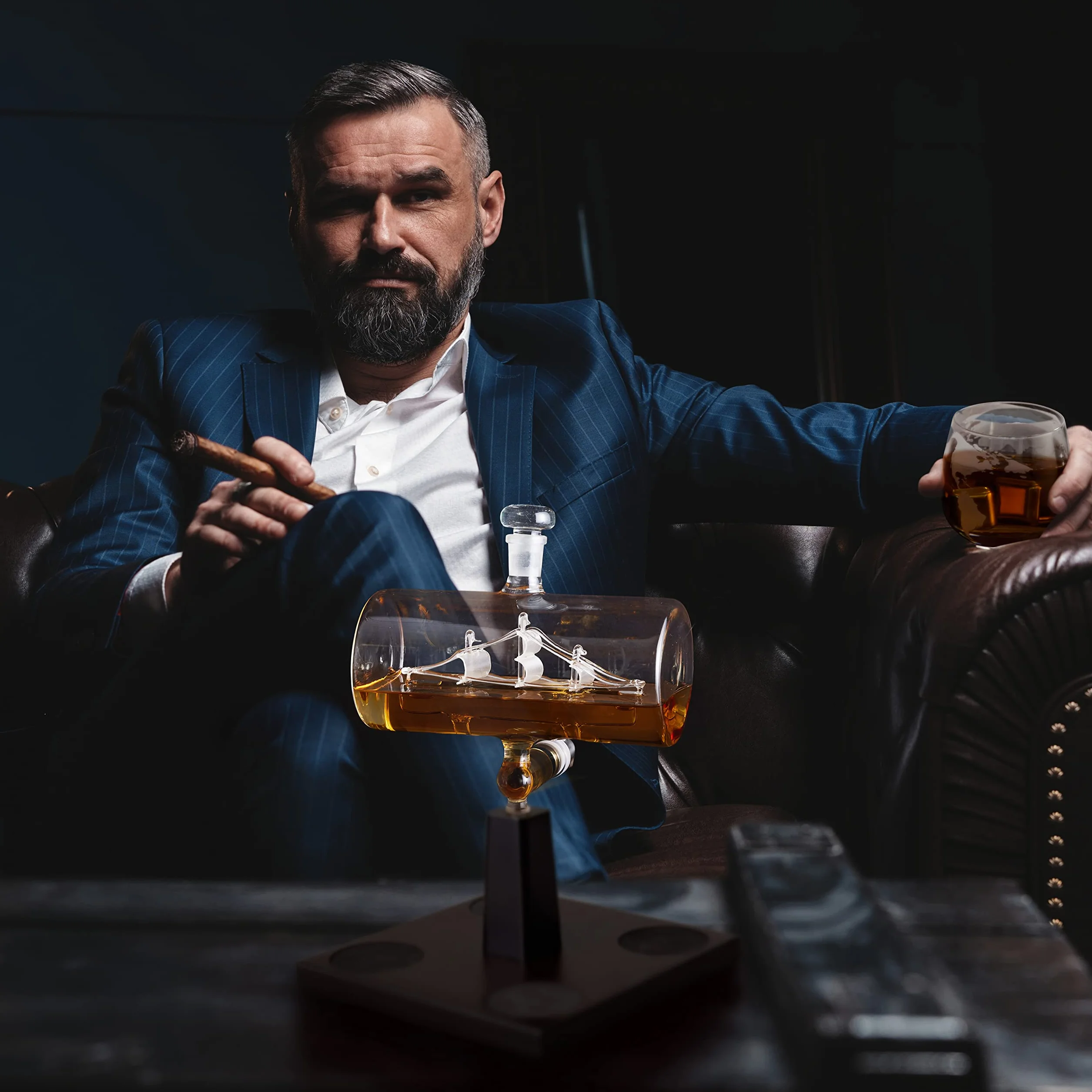 Oak & Steel - Karafka do Whisky (Statek, 1000ml) z Kranem ze Stali Nierdzewnej i 4 Szklankami Whisky (300ml) - Prezent dla Mężczyzn, Urodziny, Dzień Ojca, Boże Narodzenie