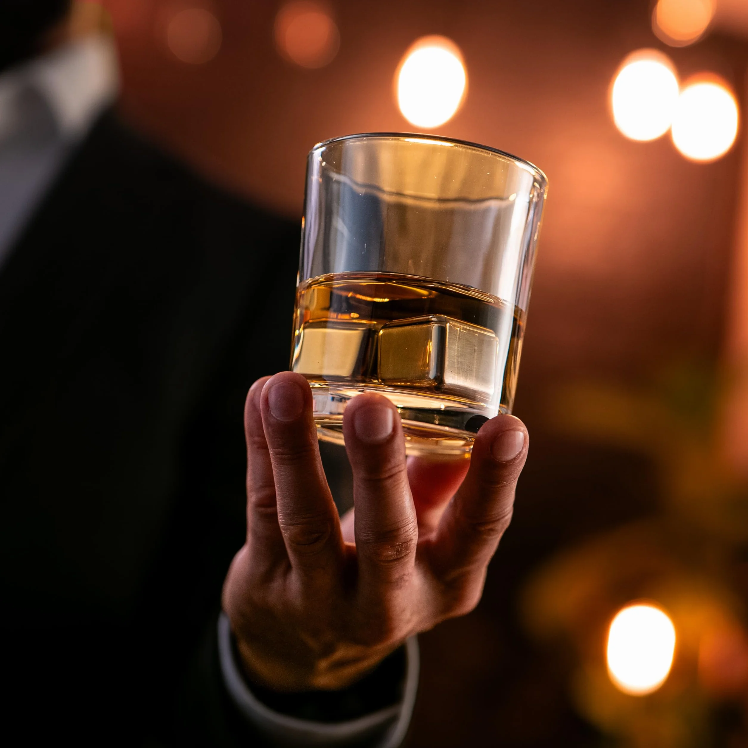 WHISISKEY Zestaw Karafka do Whisky - Zestaw Prezentowy Whiskey - Prezenty dla Mężczyzn - Pomysły na Prezent dla Mężczyzny - Żaglówki Karafka 1100ML, 2 Szklanki do Whisky, 4 Kamienie do Whisky