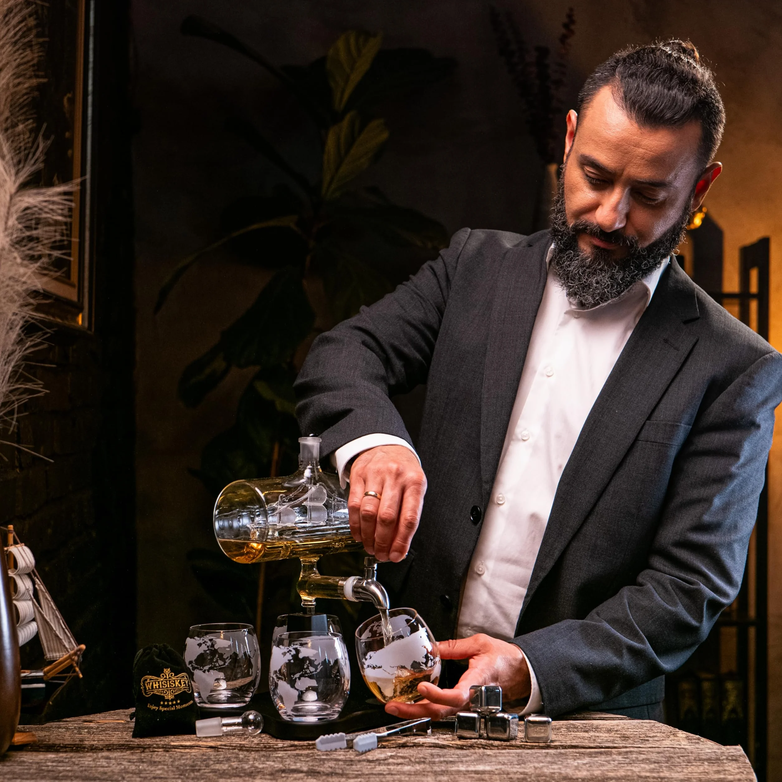 WHISISKEY Zestaw Karafka do Whisky - Zestaw Prezentowy Whiskey - Prezenty dla Mężczyzn - Pomysły na Prezent dla Mężczyzny - Żaglówki Karafka 1100ML, 4 Szklanki do Whisky, 4 Kamienie do Whisky