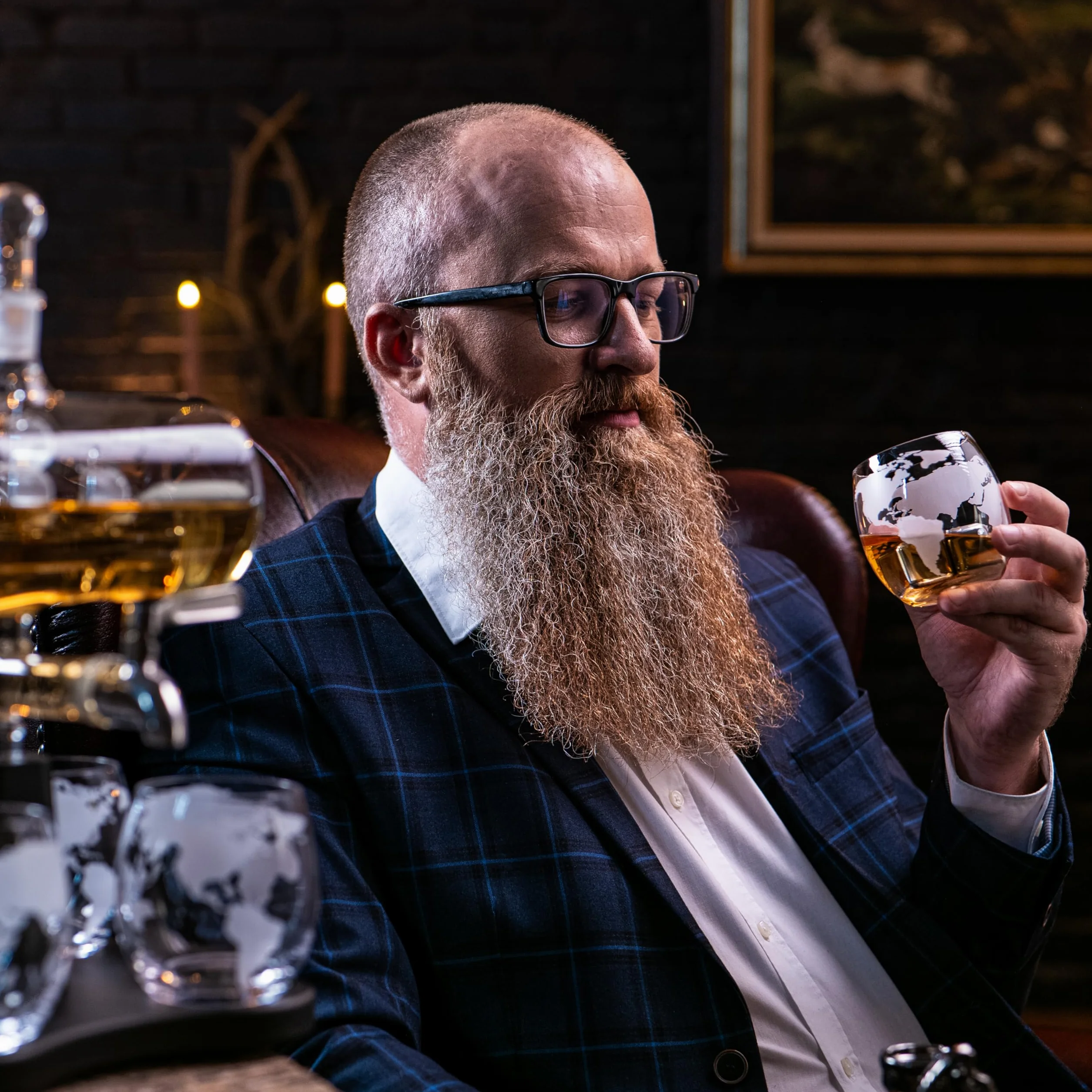 WHISISKEY Zestaw Karafka do Whisky - Zestaw Prezentowy Whiskey - Prezenty dla Mężczyzn - Pomysły na Prezent dla Mężczyzny - Żaglówki Karafka 1100ML, 4 Szklanki do Whisky, 4 Kamienie do Whisky