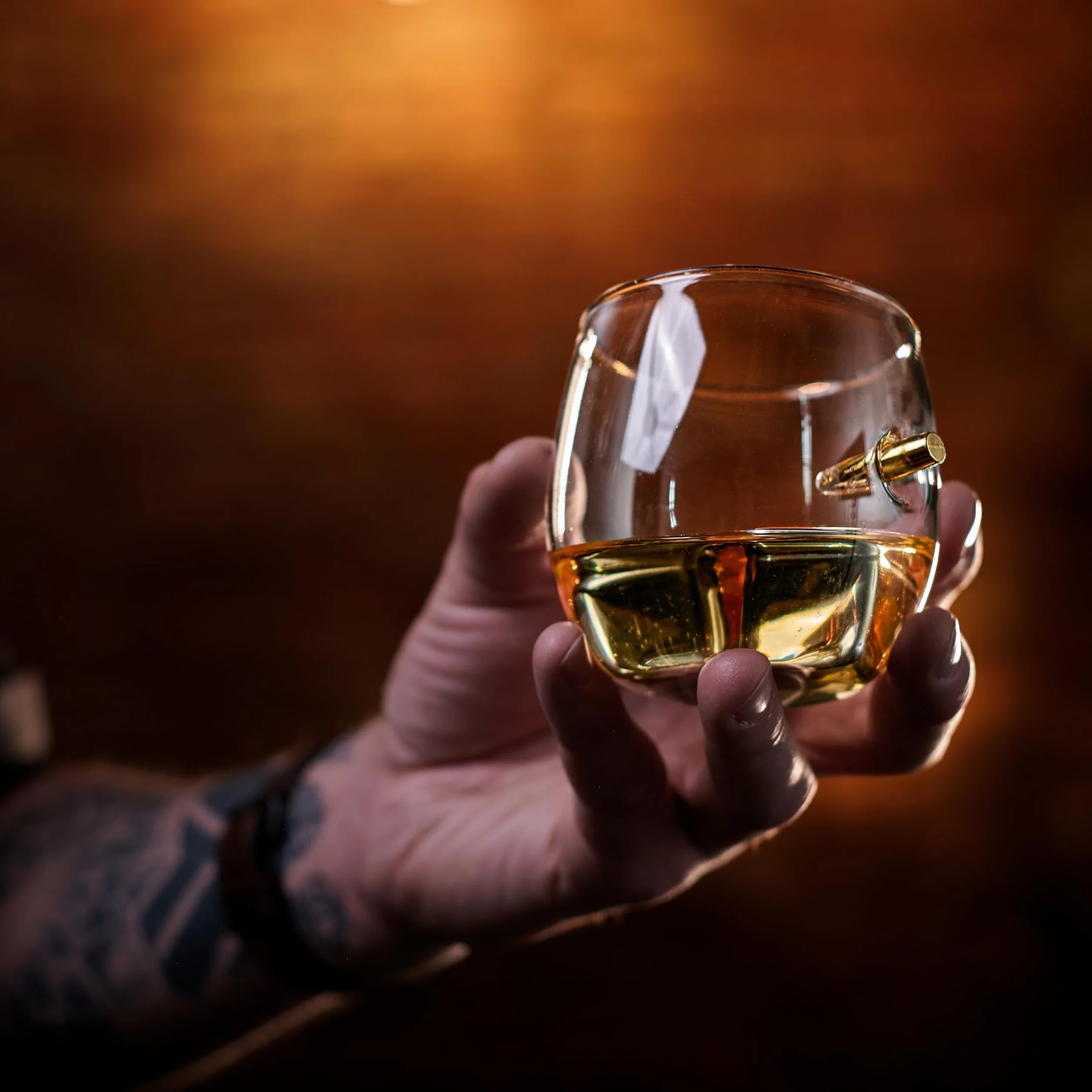 WHISISKEY Zestaw Karafka do Whisky - Zestaw Prezentowy Whiskey - Prezenty dla Mężczyzn - Pomysły na Prezent dla Mężczyzny - Karafka 1000ML, 2 Szklanki do Whisky, 4 Kamienie do Whisky, Akcesoria