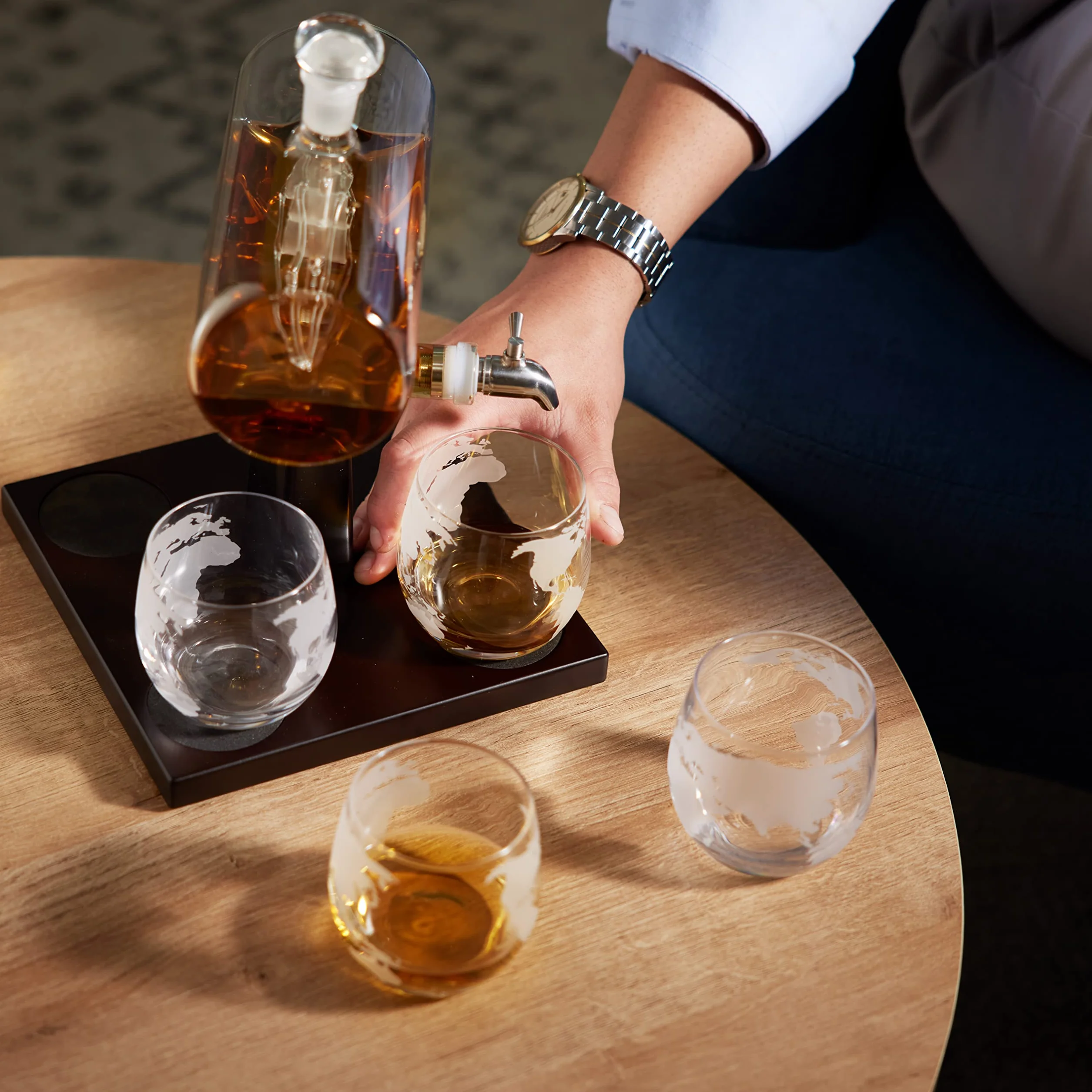 Oak & Steel - Karafka do Whisky (Statek, 1000ml) z Kranem ze Stali Nierdzewnej i 4 Szklankami Whisky (300ml) - Prezent dla Mężczyzn, Urodziny, Dzień Ojca, Boże Narodzenie