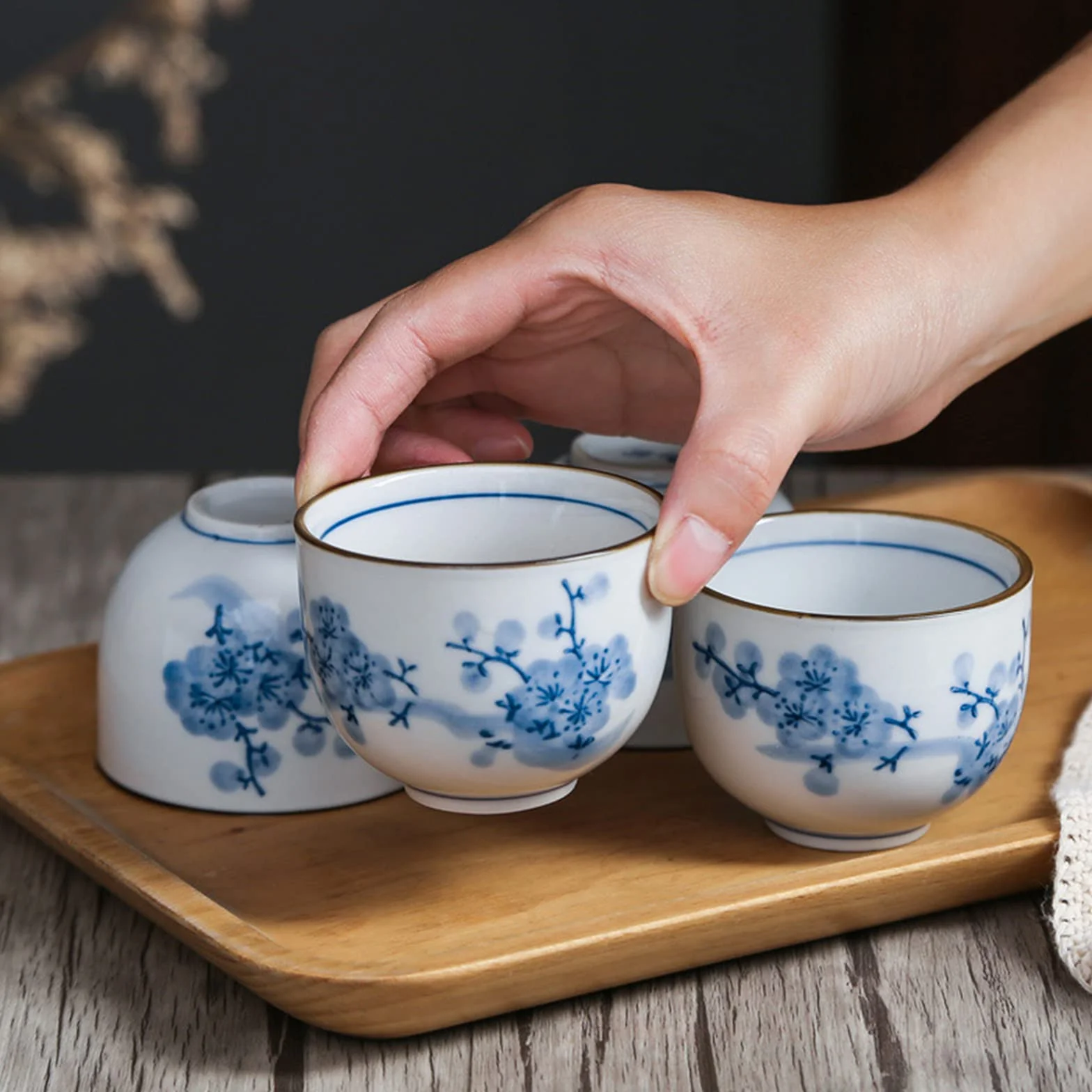 fanquare Japoński niebiesko-biały porcelanowy zestaw do herbaty, wzór kwiatów śliwki, ceramiczny dzbanek do herbaty z trzonkiem rattanowym i 4 filiżankami