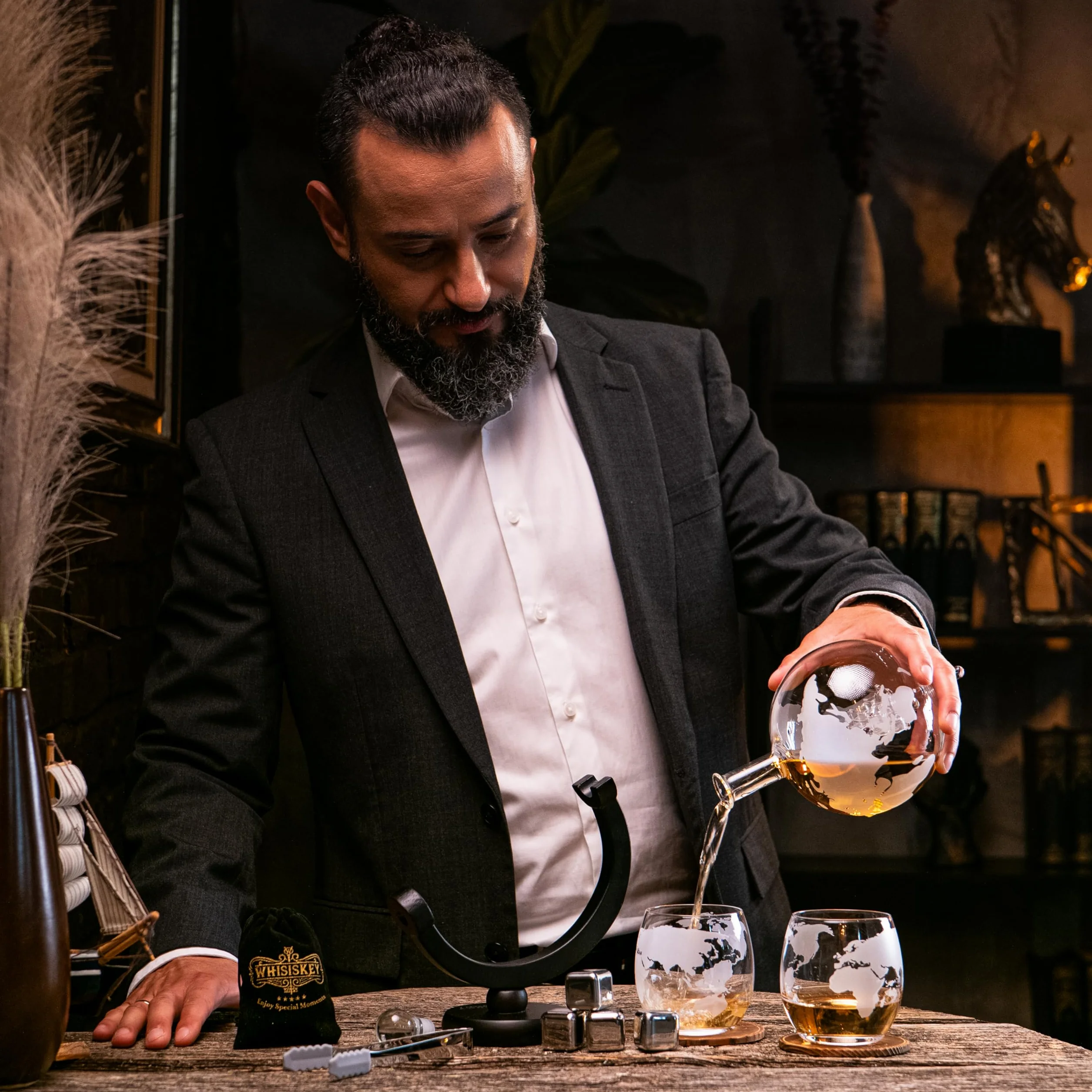 WHISISKEY Zestaw Karafka do Whisky - Zestaw Prezentowy Whiskey - Prezenty dla Mężczyzn - Pomysły na Prezent dla Mężczyzny - Kulista Karafka 900ML, 2 Szklanki do Whisky, 4 Kamienie do Whisky