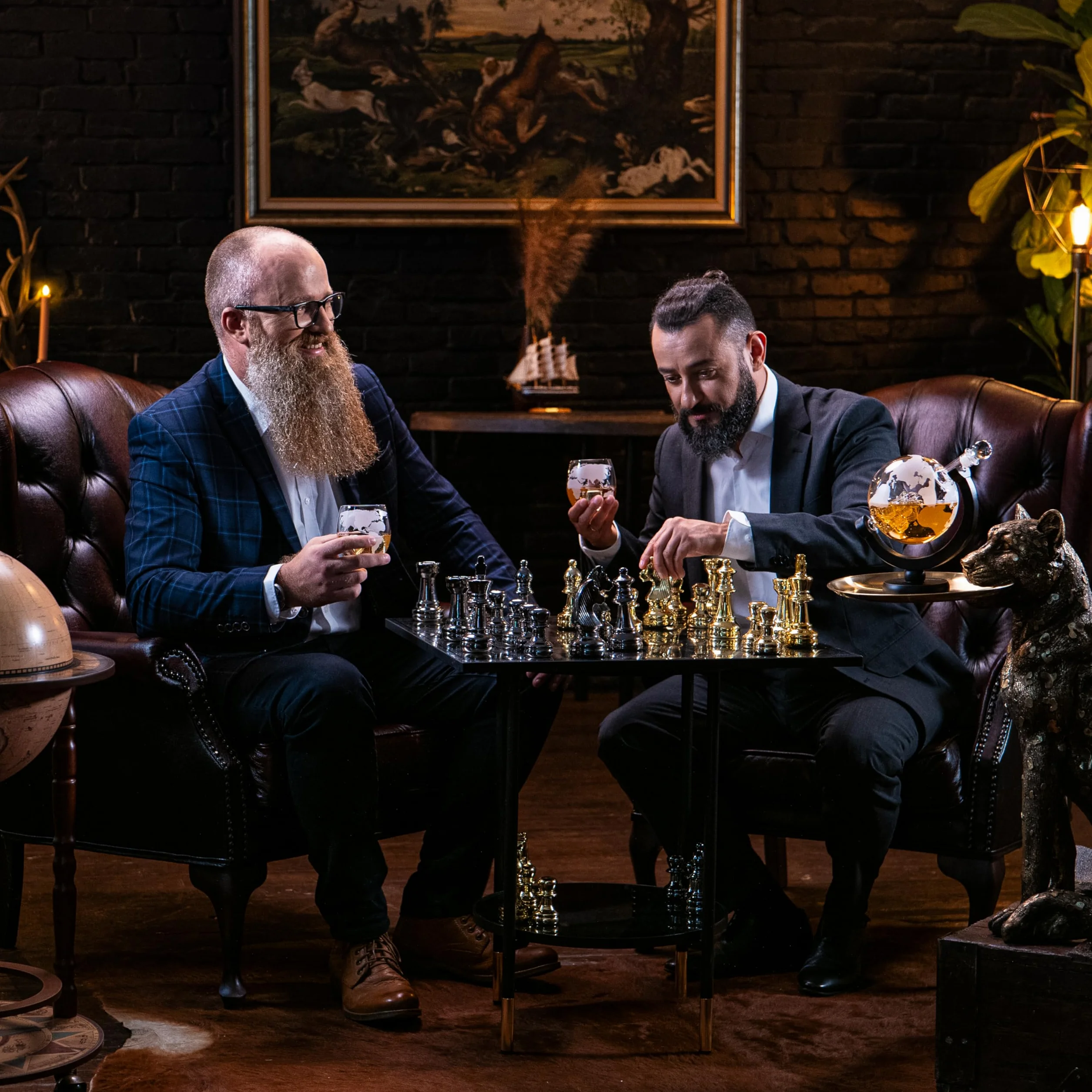 WHISISKEY Zestaw Karafka do Whisky - Zestaw Prezentowy Whiskey - Prezenty dla Mężczyzn - Pomysły na Prezent dla Mężczyzny - Kulista Karafka 900ML, 2 Szklanki do Whisky, 4 Kamienie do Whisky