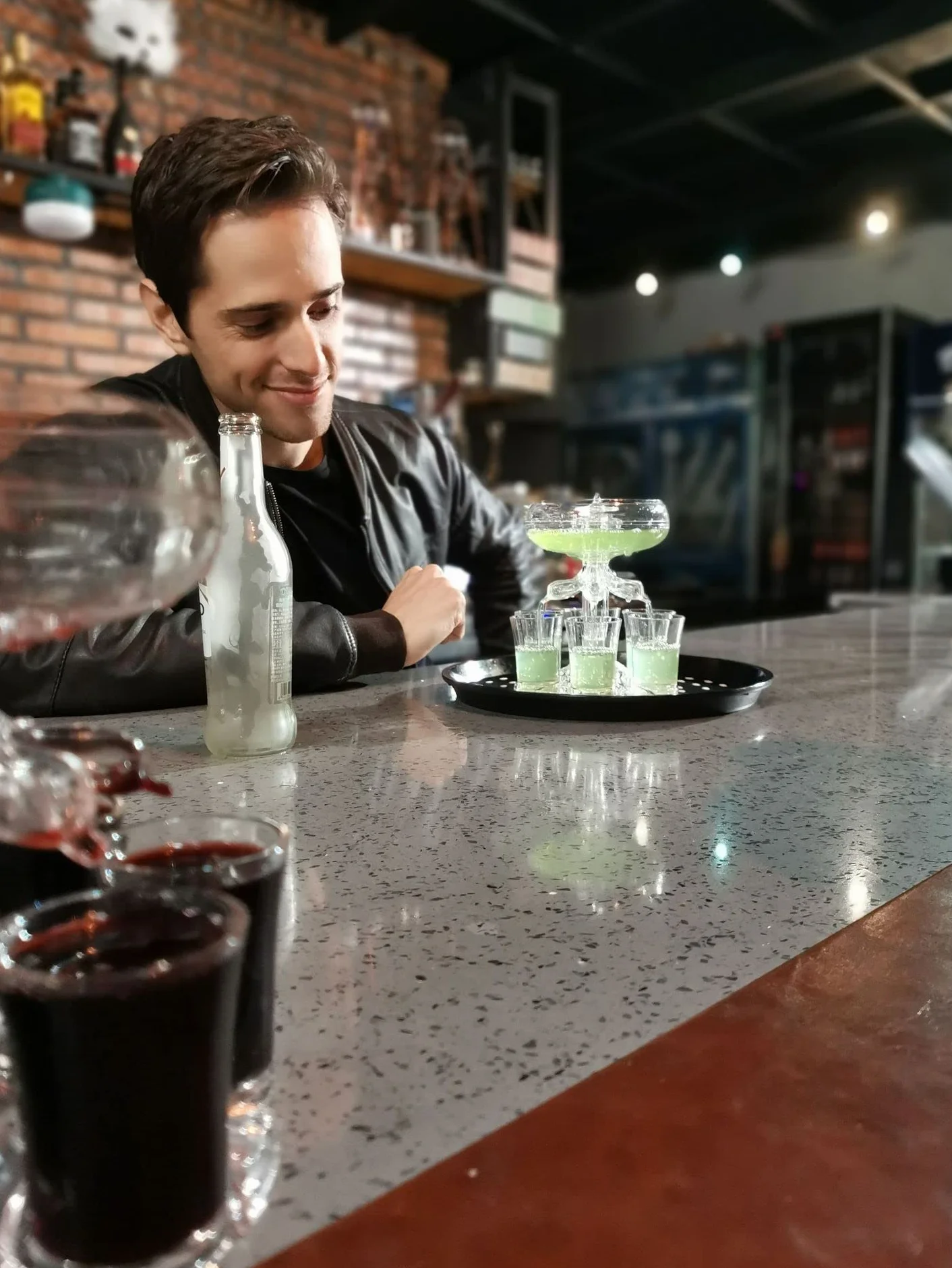 Dozownik do napojów z 6 kieliszkami, zestaw, 18 efektów świetlnych, akrylowy, bezdotykowy dozownik soków, alkoholi, cydru, whisky, koktajli, zabawne akcesoria barowe i domowe, V2 LED