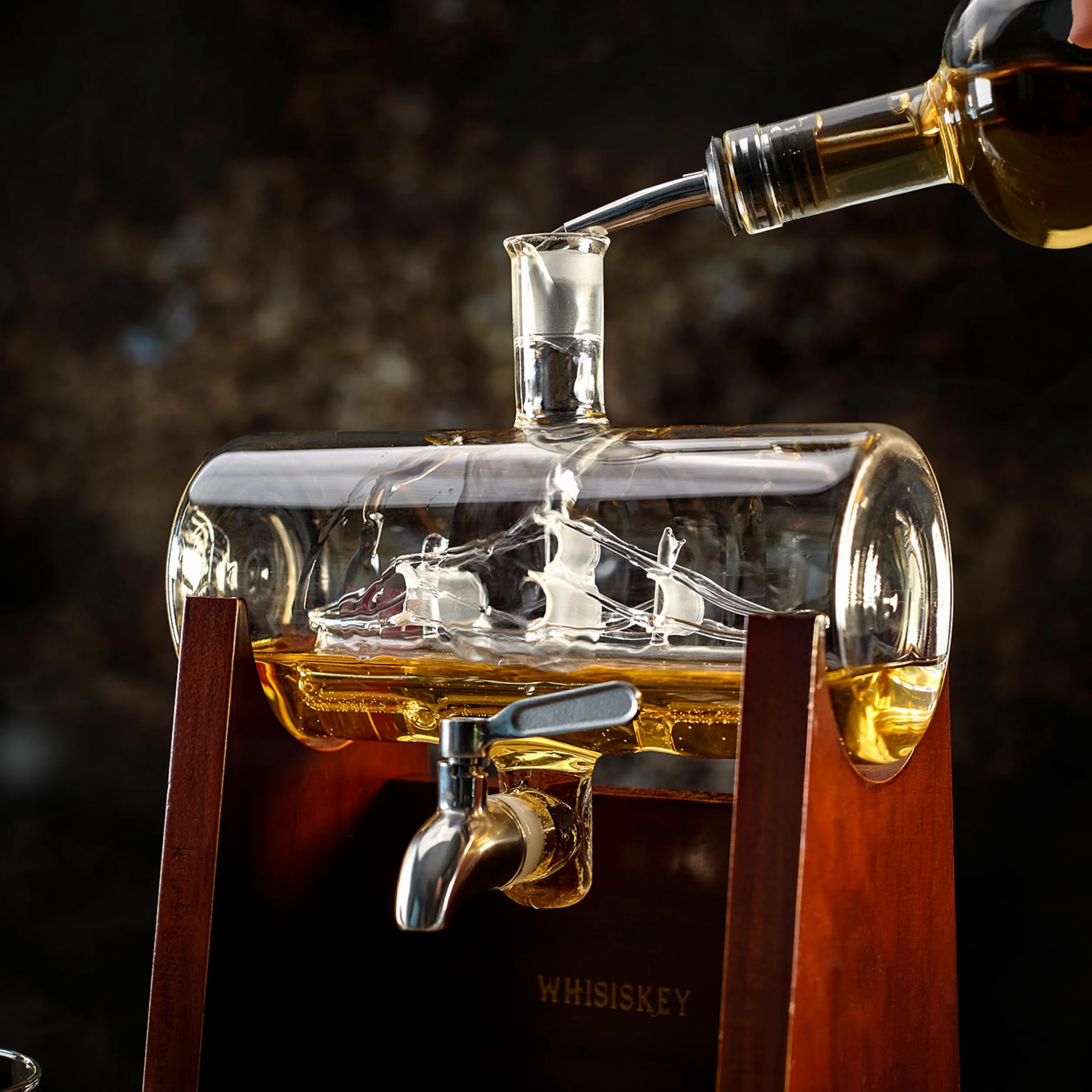 WHISISKEY Zestaw Karafka do Whisky - Zestaw Prezentowy Whiskey - Prezenty dla Mężczyzn - Pomysły na Prezent dla Mężczyzny - Żaglówki Karafka 1100ML, 2 Szklanki do Whisky, 4 Kamienie do Whisky