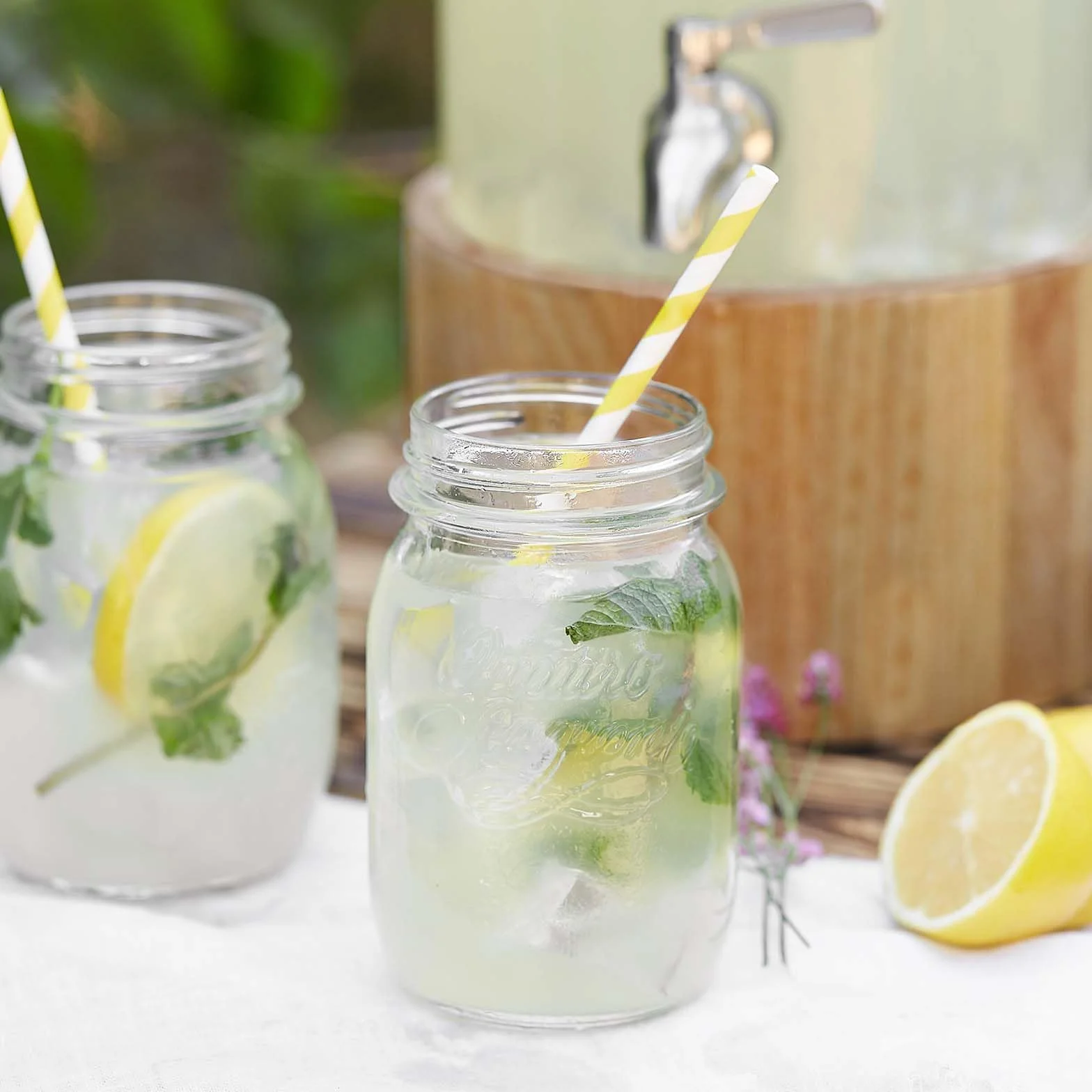 SPRINGLANE szklany dozownik do napojów 5 L Greta z kranikiem ze stali nierdzewnej i stojakiem z drewna kauczukowego, dozownik do lemoniady, Vintage Design Mason Jar