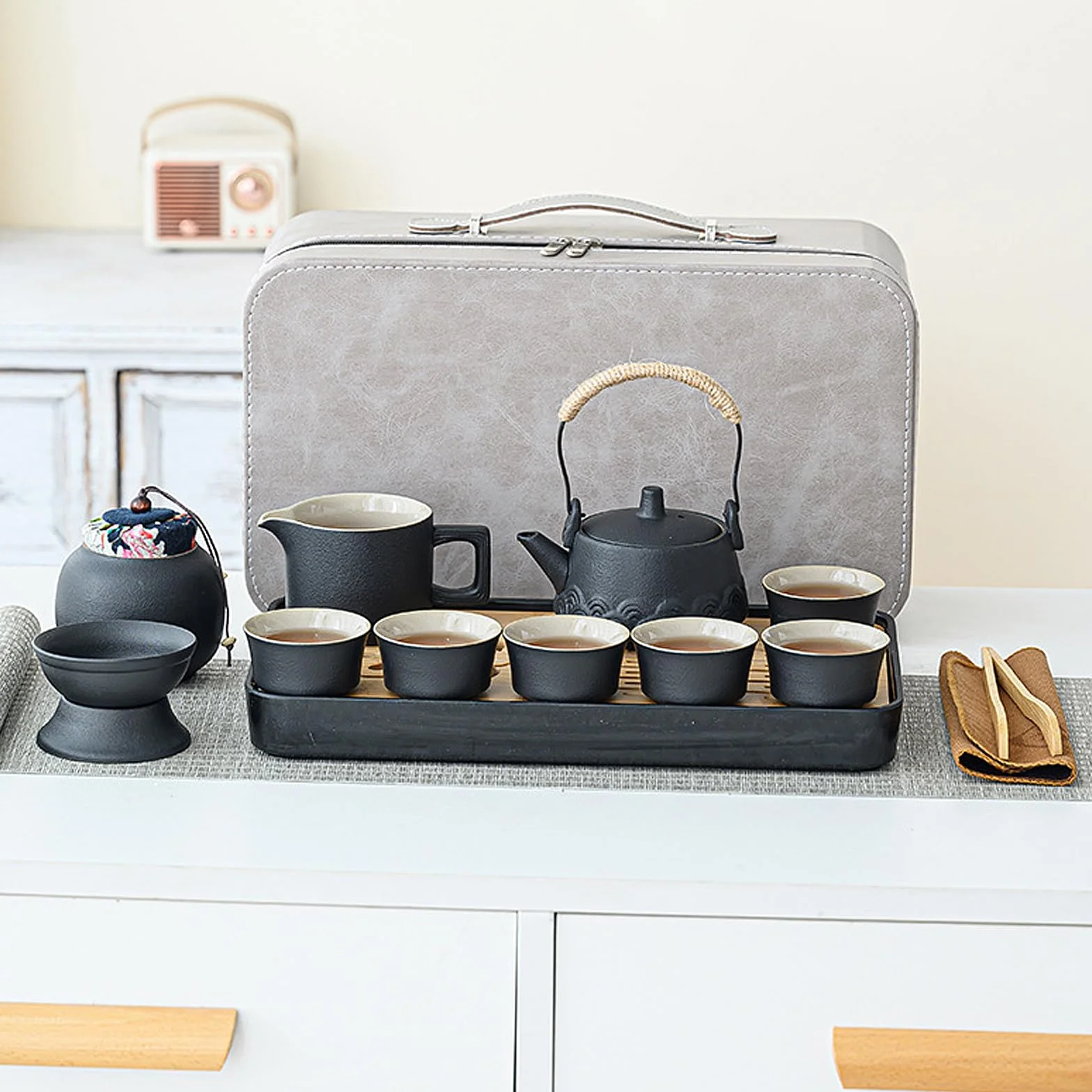 Czarny ceramiczny zestaw do herbaty chiński zestaw do herbaty prezenty 13 szt. z czajnikiem, filiżankami do herbaty, bambusową tacą na herbatę, cenisterem, zaparzaczem, tacą przenośną torbą