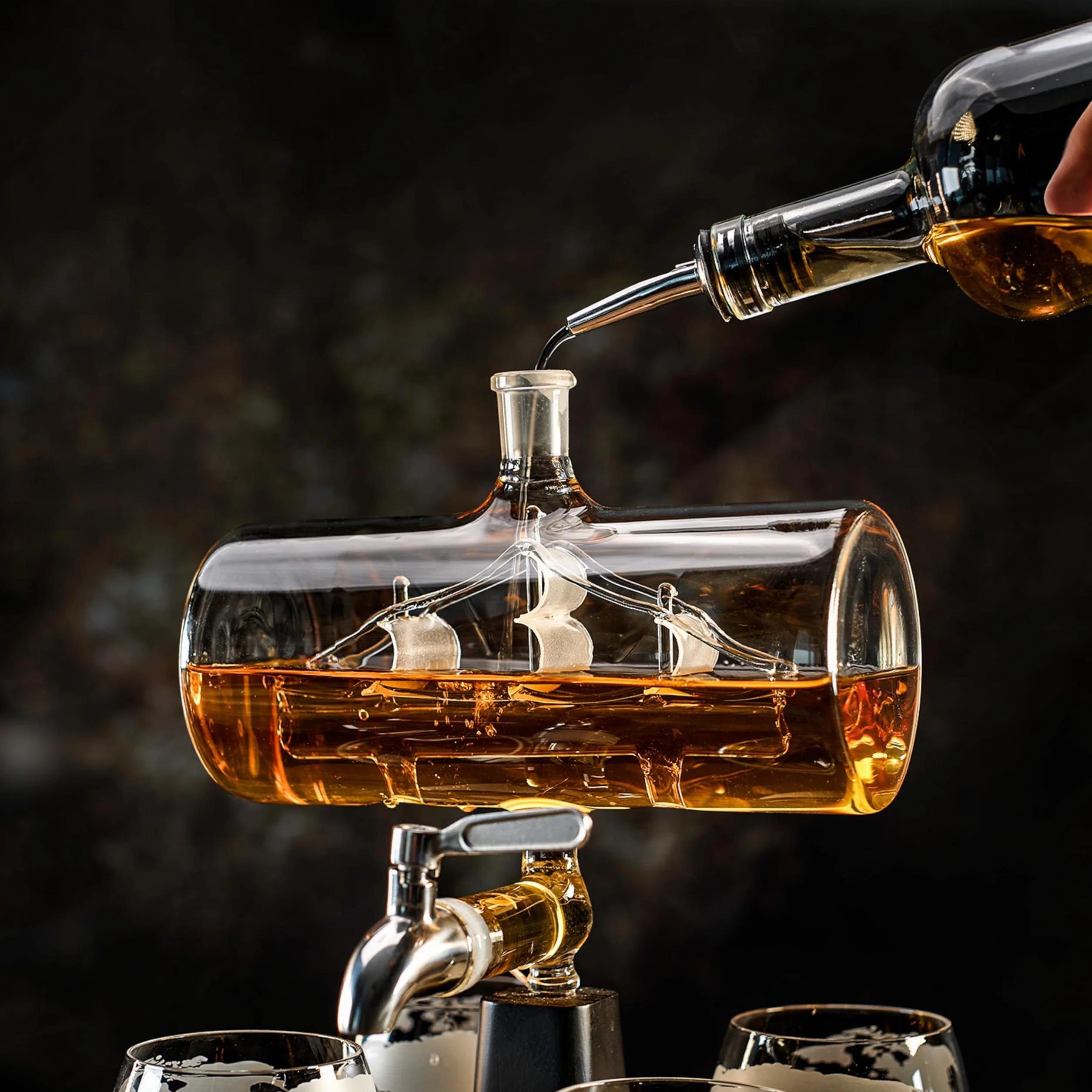 WHISISKEY Zestaw Karafka do Whisky - Zestaw Prezentowy Whiskey - Prezenty dla Mężczyzn - Pomysły na Prezent dla Mężczyzny - Żaglówki Karafka 1100ML, 4 Szklanki do Whisky, 4 Kamienie do Whisky