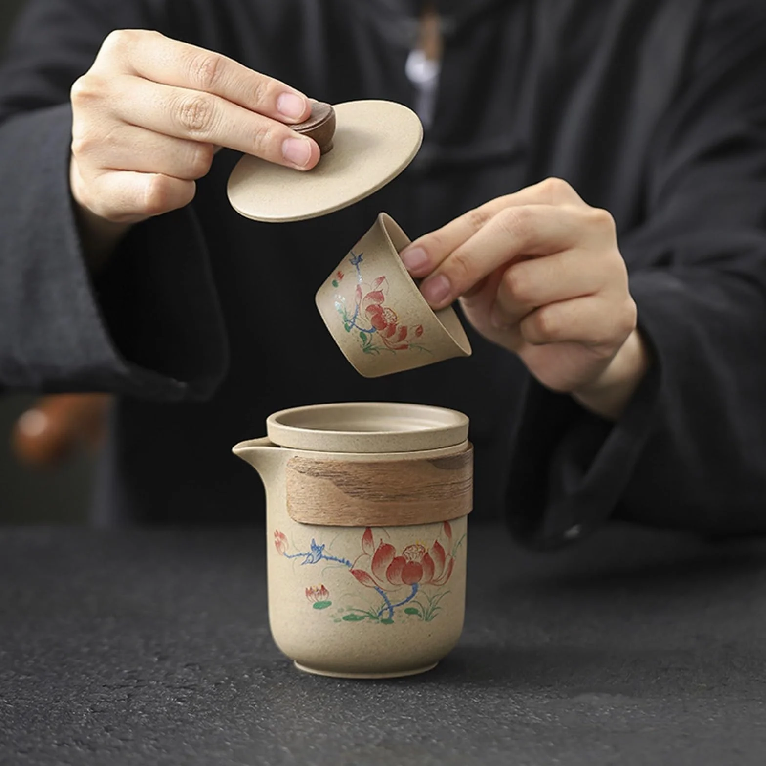 Podróżny zestaw do herbaty z wytłoczonym lotosem: porcelanowy garnek i 3 filiżanki z etui - idealny do biura lub w podróży - wykwintny prezent na herbatę w stylu chińskim