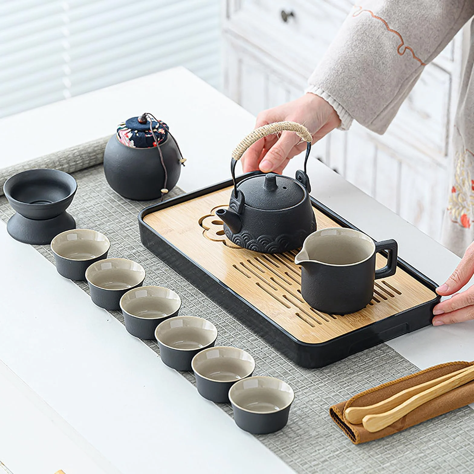 Czarny ceramiczny zestaw do herbaty chiński zestaw do herbaty prezenty 13 szt. z czajnikiem, filiżankami do herbaty, bambusową tacą na herbatę, cenisterem, zaparzaczem, tacą przenośną torbą