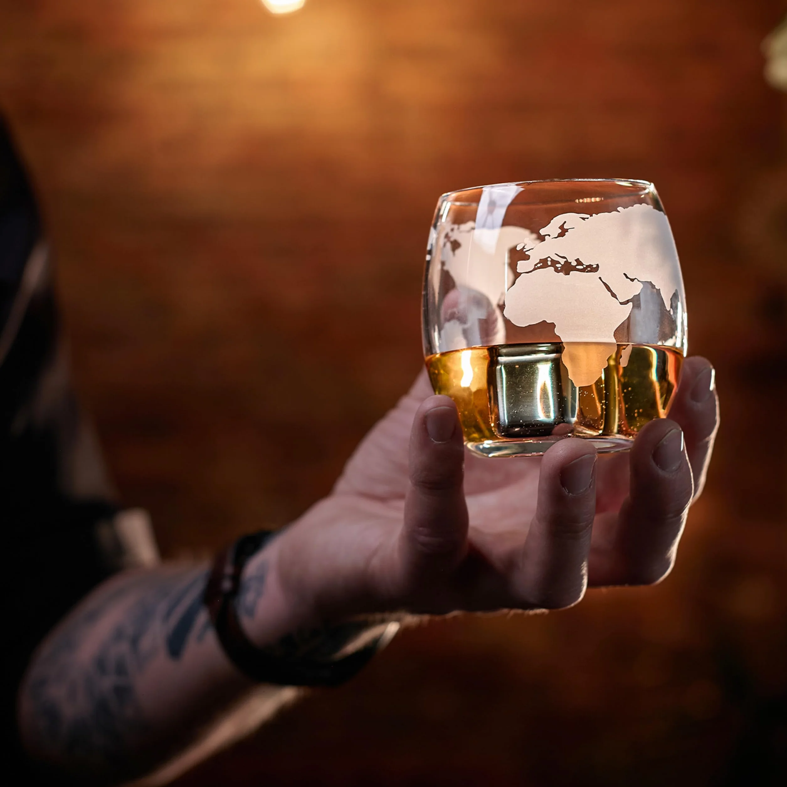 WHISISKEY Zestaw Karafka do Whisky - Zestaw Prezentowy Whiskey - Prezenty dla Mężczyzn - Pomysły na Prezent dla Mężczyzny - Żaglówki Karafka 1100ML, 4 Szklanki do Whisky, 4 Kamienie do Whisky