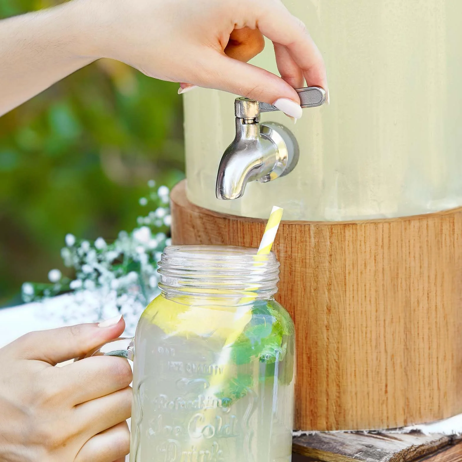 SPRINGLANE szklany dozownik do napojów 5 L Greta z kranikiem ze stali nierdzewnej i stojakiem z drewna kauczukowego, dozownik do lemoniady, Vintage Design Mason Jar