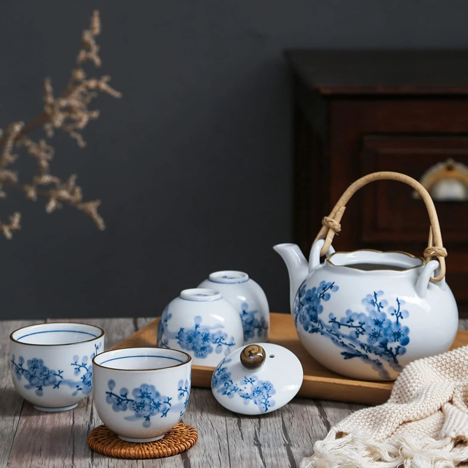 fanquare Japoński niebiesko-biały porcelanowy zestaw do herbaty, wzór kwiatów śliwki, ceramiczny dzbanek do herbaty z trzonkiem rattanowym i 4 filiżankami