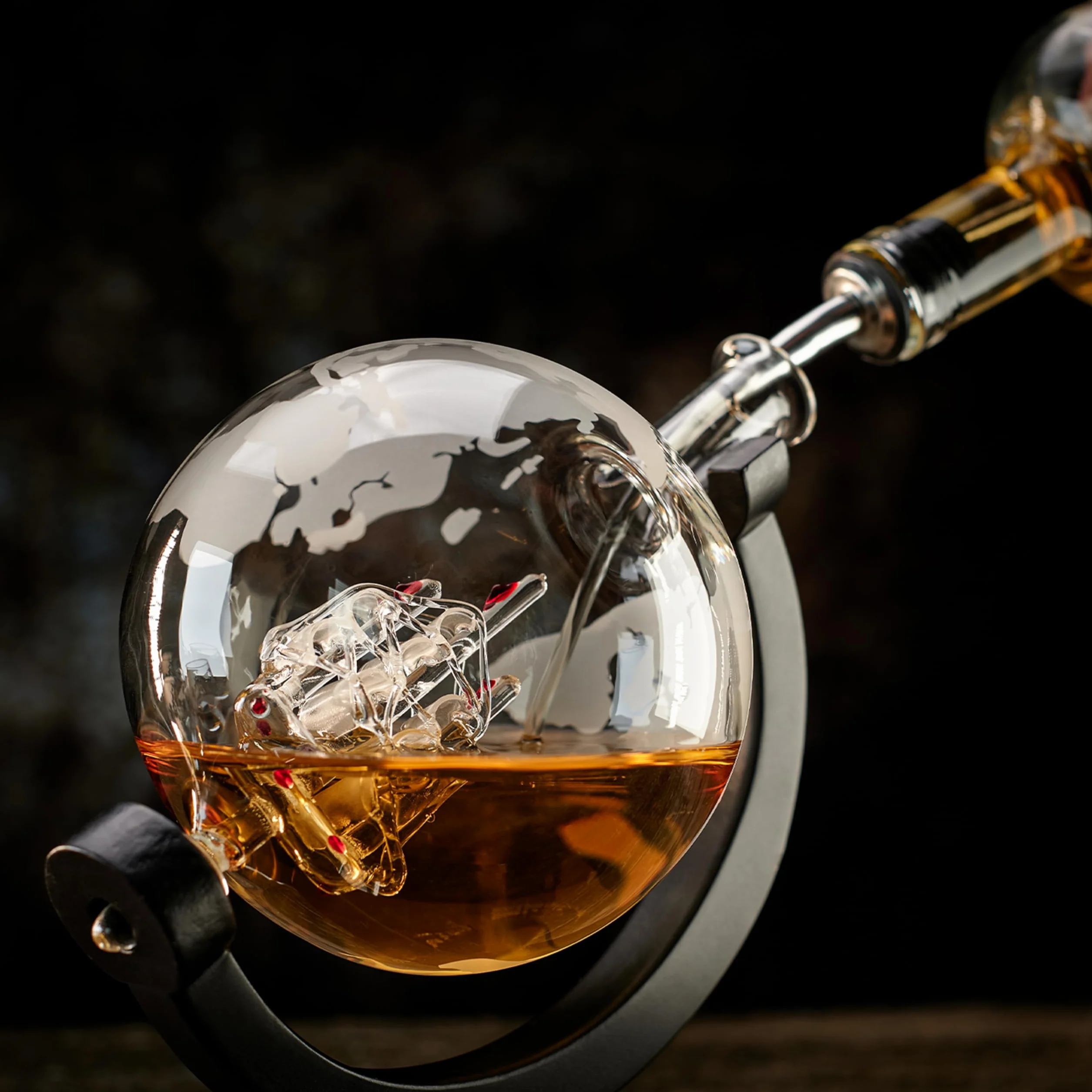 WHISISKEY Zestaw Karafka do Whisky - Zestaw Prezentowy Whiskey - Prezenty dla Mężczyzn - Pomysły na Prezent dla Mężczyzny - Kulista Karafka 900ML, 2 Szklanki do Whisky, 4 Kamienie do Whisky
