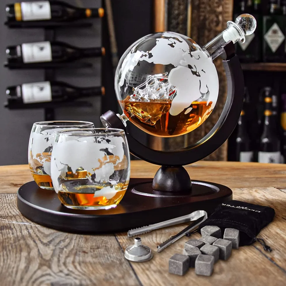 MikaMax – Globe Decanter Deluxe Set – Zestaw Karafek Do Whisky – Ręcznie Wykonany Zestaw Do Whisky – W Tym 2 Szklanki Do Whisky – Przezroczyste – Zestaw Szklanych Karafek