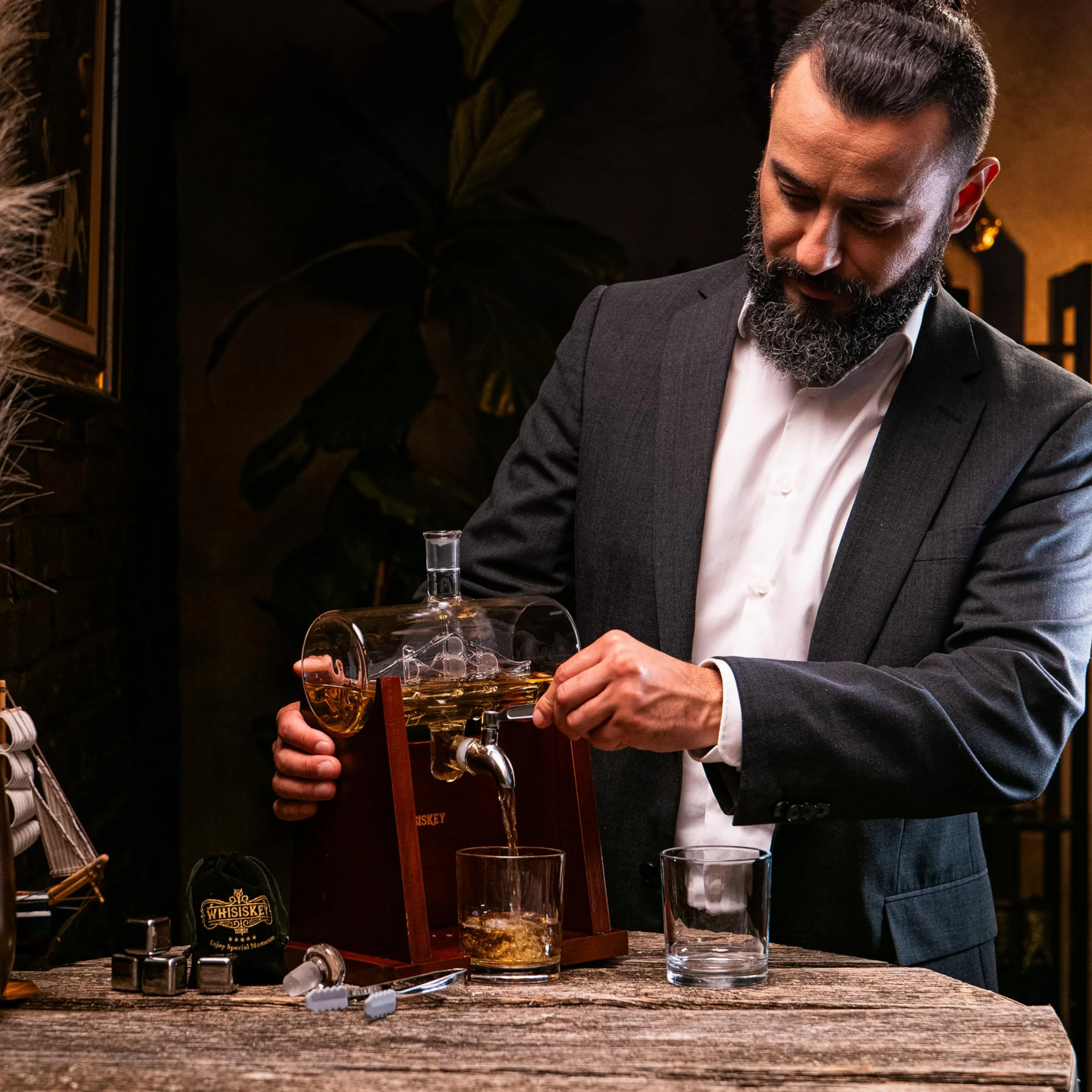 WHISISKEY Zestaw Karafka do Whisky - Zestaw Prezentowy Whiskey - Prezenty dla Mężczyzn - Pomysły na Prezent dla Mężczyzny - Żaglówki Karafka 1100ML, 2 Szklanki do Whisky, 4 Kamienie do Whisky