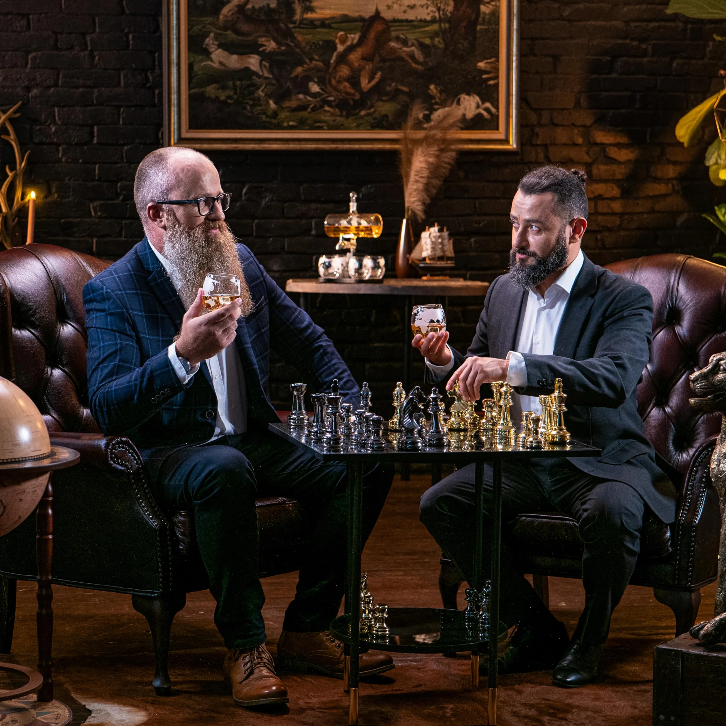 WHISISKEY Zestaw Karafka do Whisky - Zestaw Prezentowy Whiskey - Prezenty dla Mężczyzn - Pomysły na Prezent dla Mężczyzny - Żaglówki Karafka 1100ML, 4 Szklanki do Whisky, 4 Kamienie do Whisky
