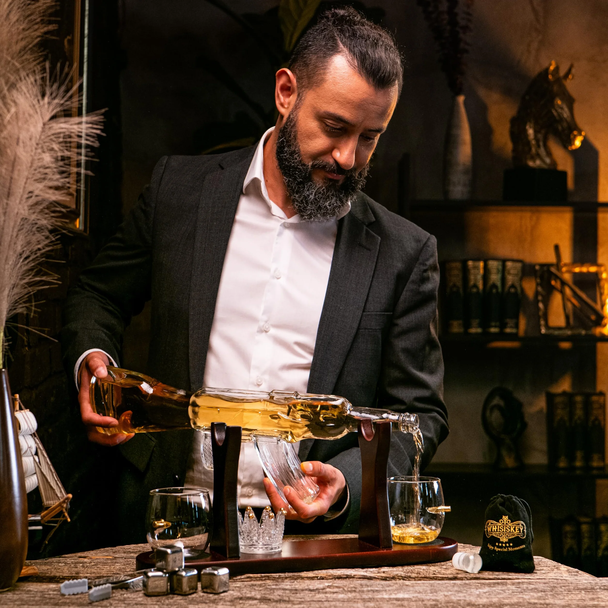 WHISISKEY Zestaw Karafka do Whisky - Zestaw Prezentowy Whiskey - Prezenty dla Mężczyzn - Pomysły na Prezent dla Mężczyzny - Karafka 1000ML, 2 Szklanki do Whisky, 4 Kamienie do Whisky, Akcesoria